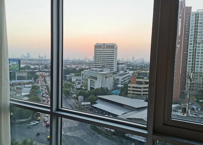 Ekkamai+thong Lor *